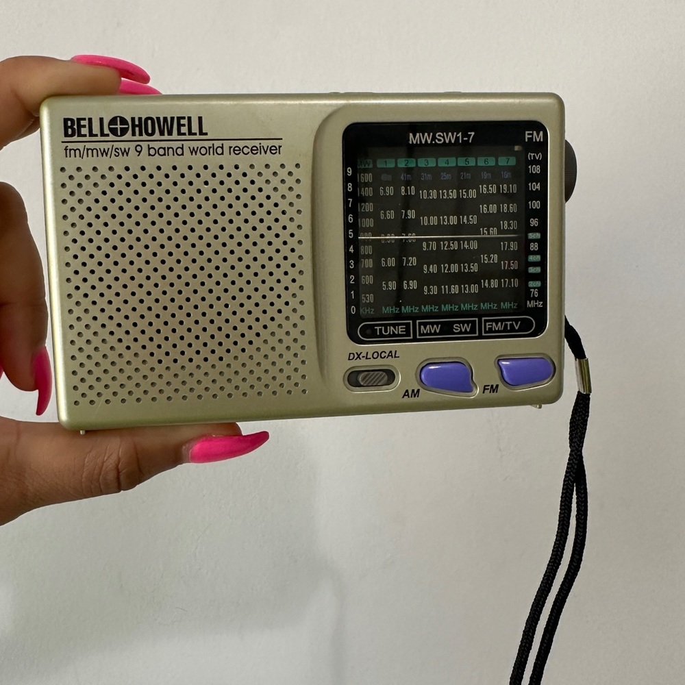 Vintage Bell & Howell World Receiver 9 Band Shortwave FM MW SW Take AA Batteries